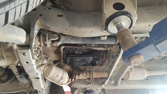 9万公里拆变速箱油底壳,换波箱滤网.