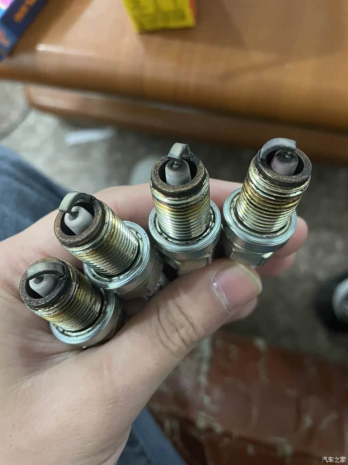 请各位帮忙看下火花塞颜色对不对