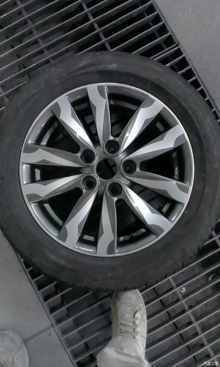 不一样的小三枪灰色版闪电轮毂大红钳来袭