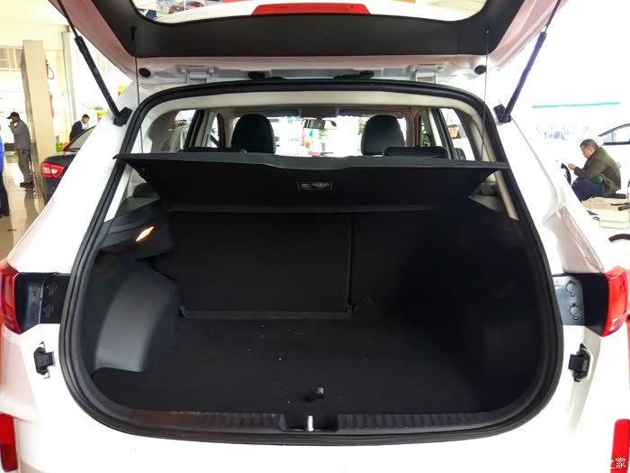 后备箱储物空间还可以