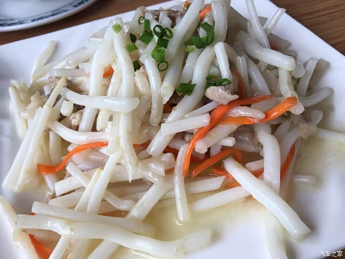 这个芦苇根炒肉丝很不错,第一次吃,口感清脆