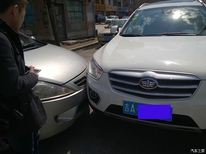 我的車,右前方,碰撞後發生變形,分開後自動回覆了.