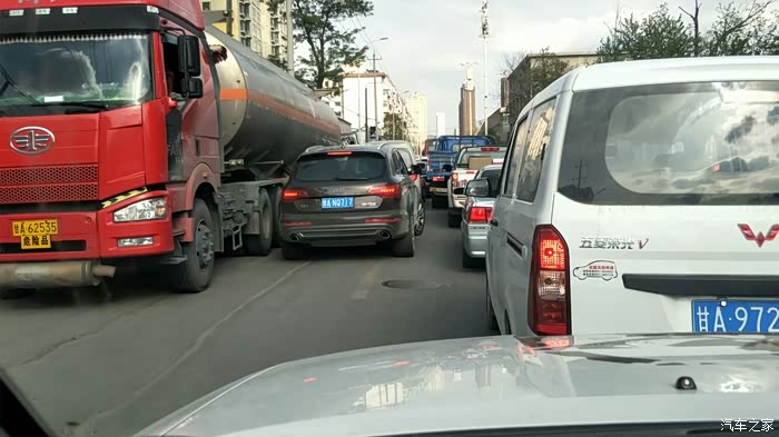 不自觉的太多,多数司机都在排队,就你们这些没有素质的逆行,加塞吗?