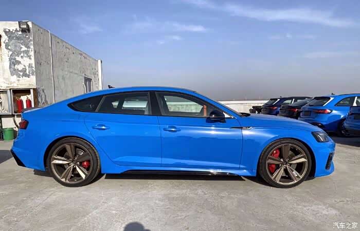 蓝色车身彰显其运动气息 奥迪rs5四门轿跑.