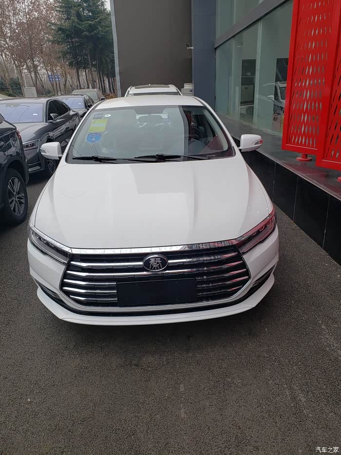 比亚迪燃油秦小轿车