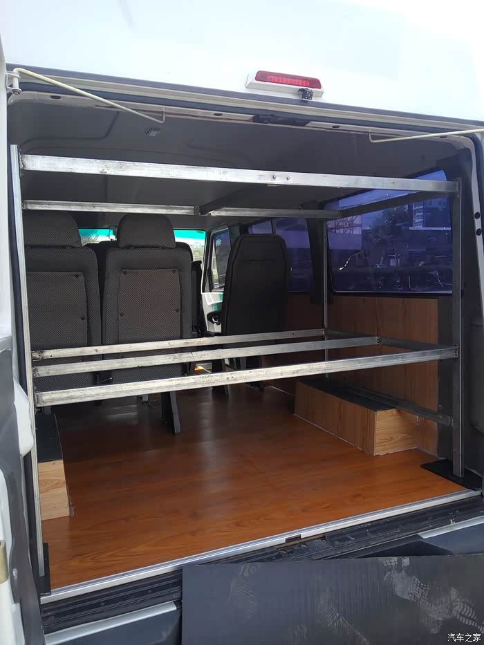 依维柯得意简易功能床车改装