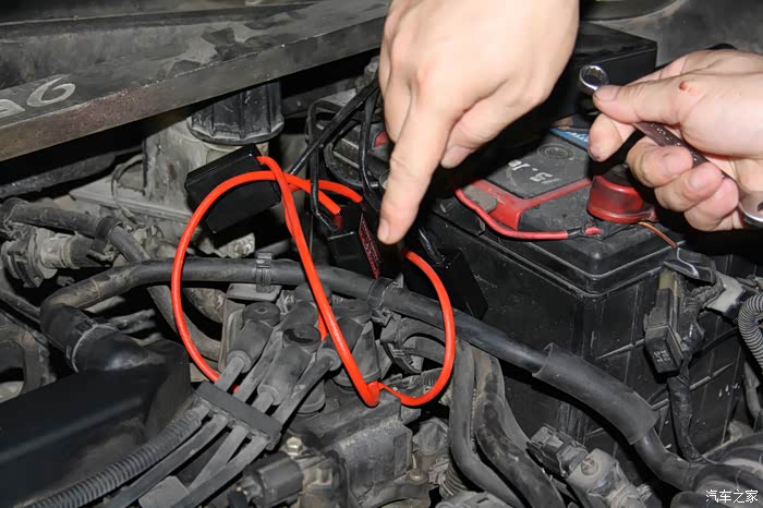 拆下原来 的摆放方法.准备放在发动机的正上方