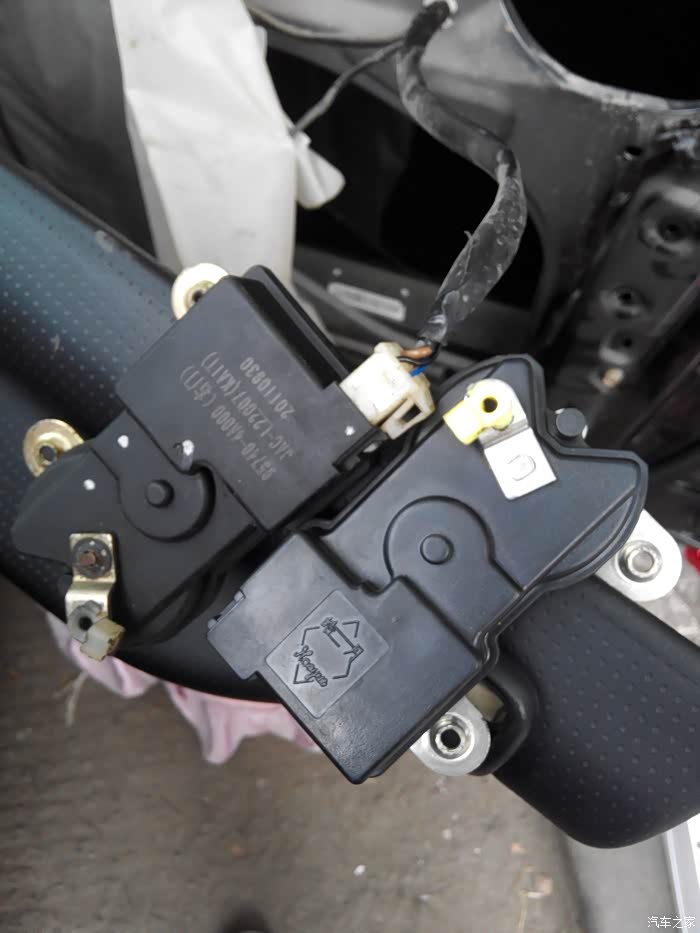 黑瑞右前门闭锁器更换作业