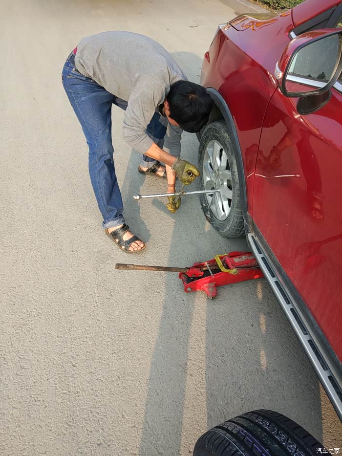 难忘的一次出行,小三第一次换胎!