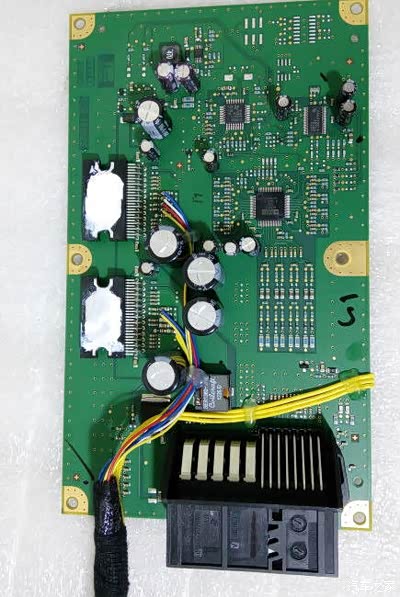 打开后的模样,两个tdf8541四声道功放块,一个专业的ad/da,一个dsp芯片