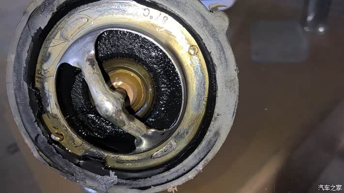 换下的节温器橡胶腐蚀成粉末状脱落