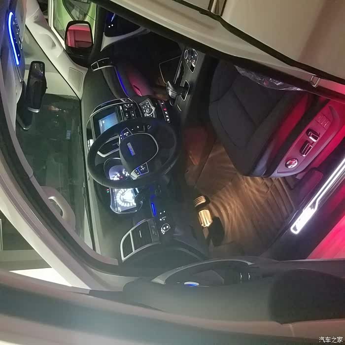 进车场,氛围灯亮起,又让我惊喜次