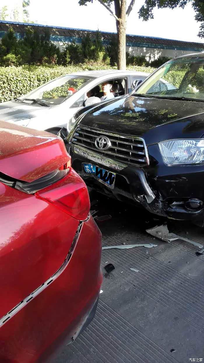 大宝开了6万多公里被连环追尾了,车损严重啊!