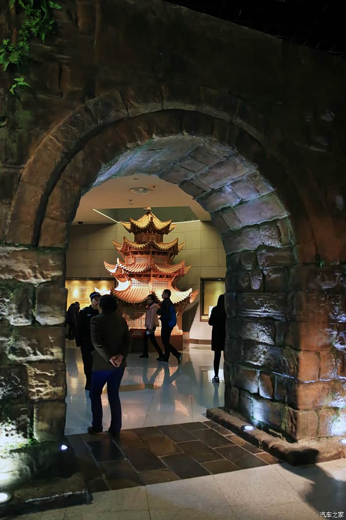 参观中国三峡博物馆