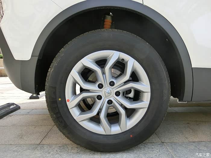 轮毂,形状都是菱形的,特色鲜明.