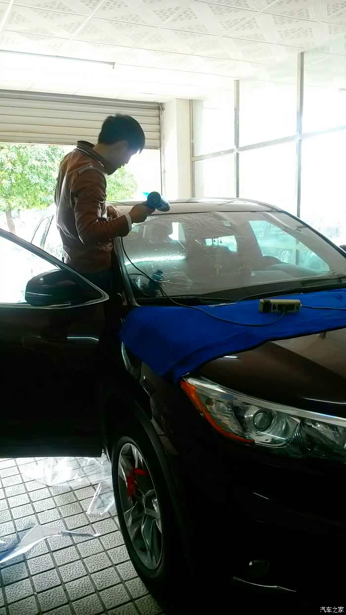 提车第二天就去贴膜了  雷朋的膜 也不知道好不好