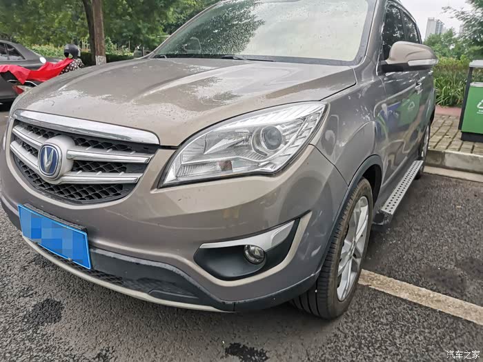 咖啡金黄cs35气质出众的家用紧凑型suv