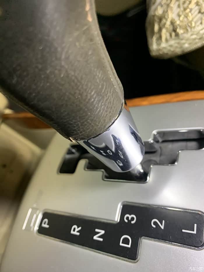 现代悦动自动档把头的拆卸