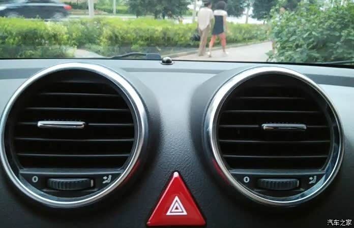 中控的出风口,统一圆形设计