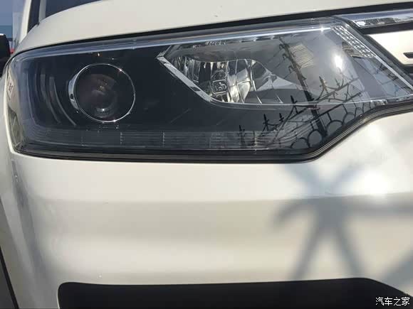 车灯非常闪亮,像鲨鱼的眼睛