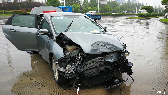 车辆被撞报废全损提问内附照片