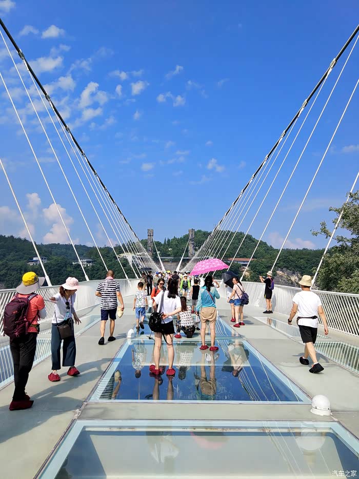 感受张家界大峡谷的云天渡玻璃桥