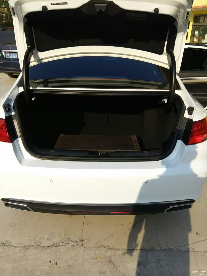 超大的后备箱空间!就开口处有点高,对于些沉重的行李拿放不方便!