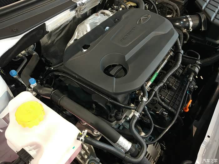 这是1.5t手动档车子发动机,虽然是1.5t,不过还是4缸