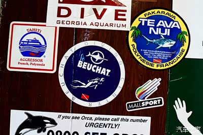 店内有些看潜水logo拍些做为留念