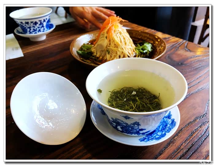 这是一款叫"魁龙珠"的茶,此茶是用浙江的龙井,安徽的魁针,加上扬州的