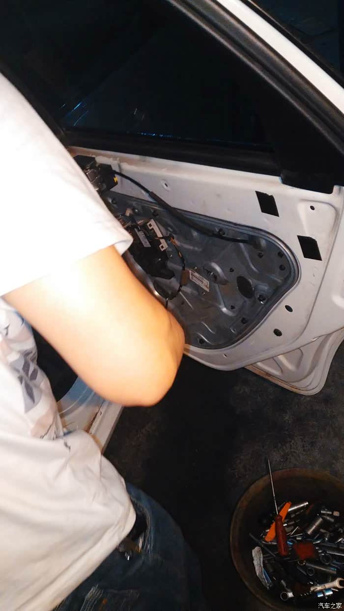 2011款福克斯两厢右后门中控锁坏