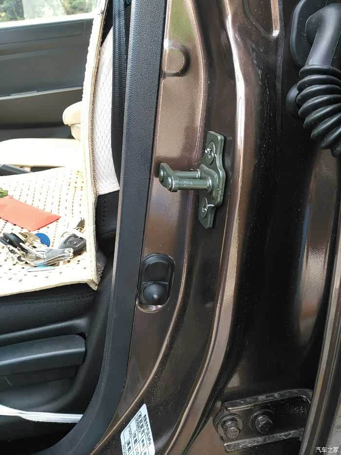 改装店加装的门碰开关,只在正副驾驶两边加装,中排两边门,没有预留孔!
