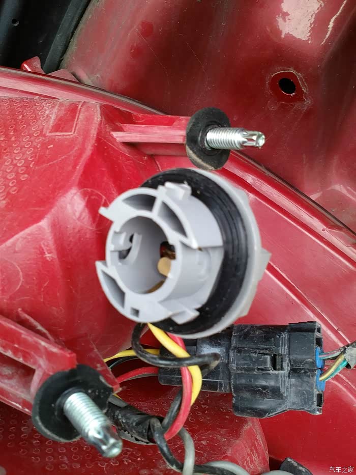 自己动手换刹车灯泡