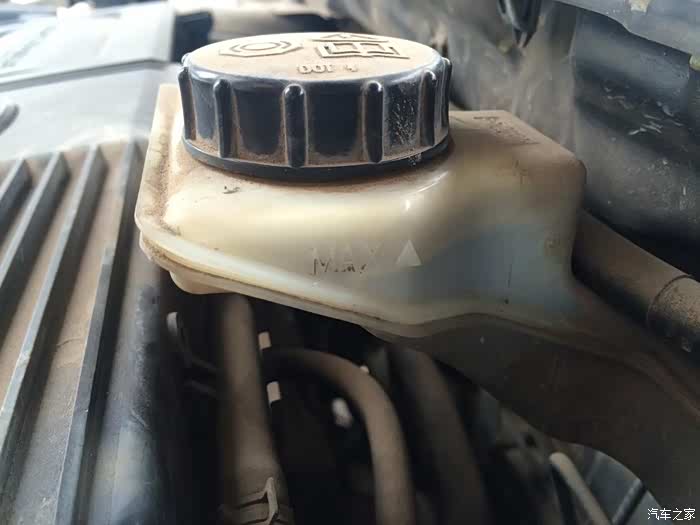 老马三16刹车油壶上限刻度怎么看