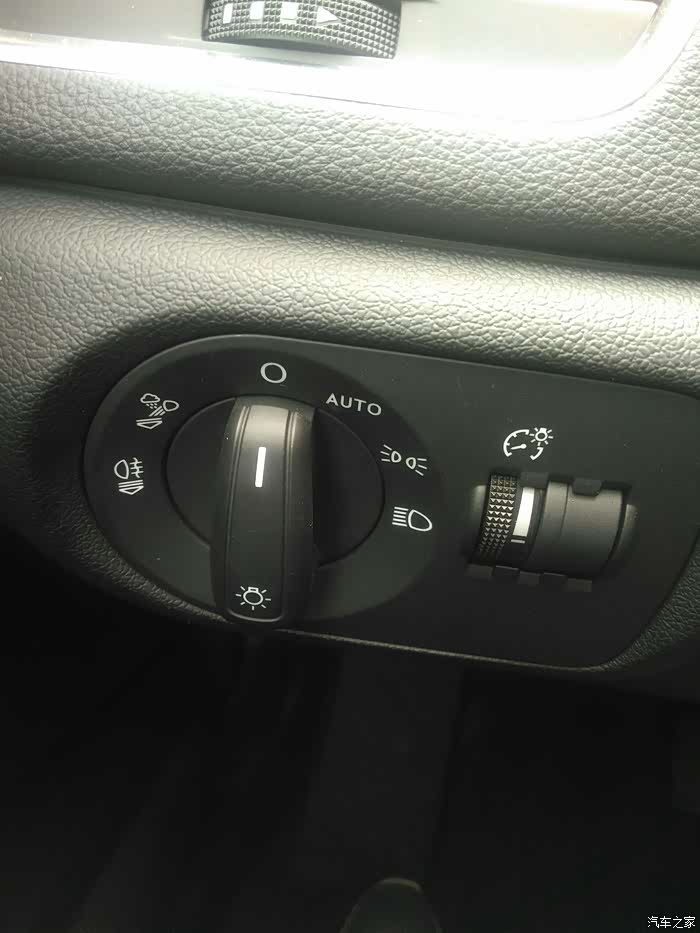 问下控制按钮为什么不能转到左边那两个位置去,防雾灯怎么开启