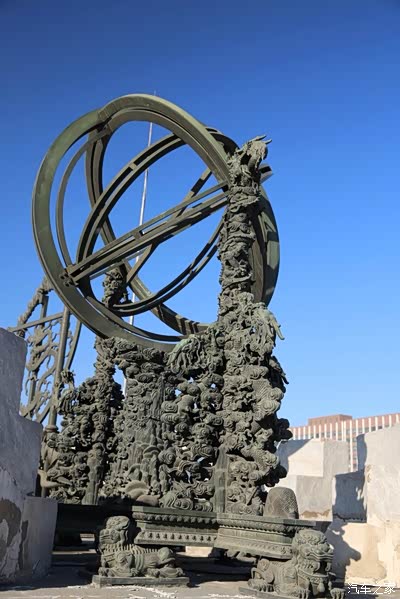 拍摄古观象台古老仪器