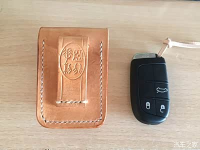 背面车钥匙