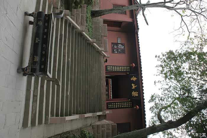 过了玻璃桥,步行5分钟,梁山寺就到了.