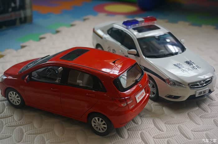 【图】绅宝警车遇见红色小e_澳门论坛_汽车之家论坛