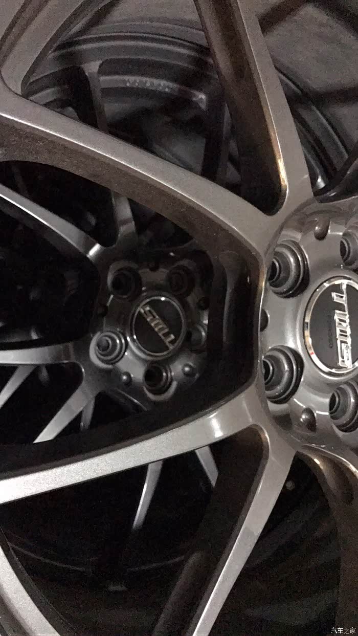 问下什么牌子轮毂有中心孔距561的