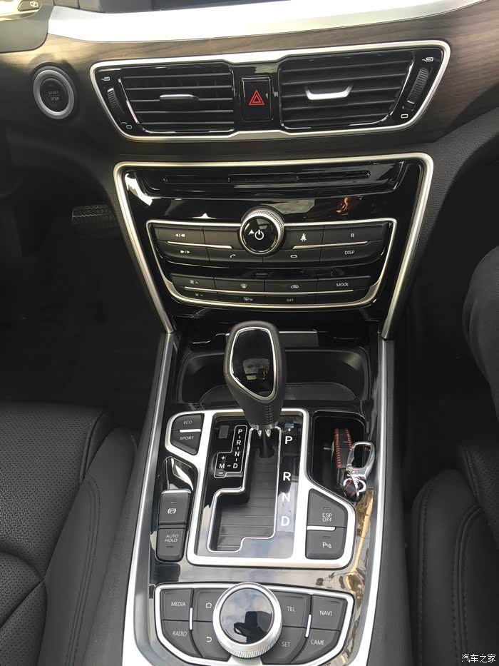整个中控设计的简约而实用