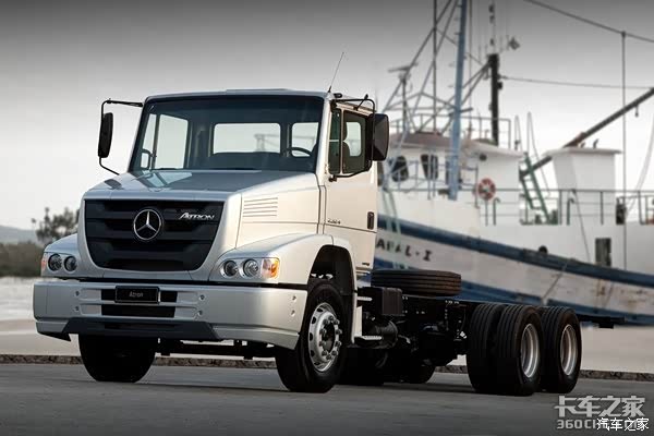 这些戴姆勒卡车的型号是什么?