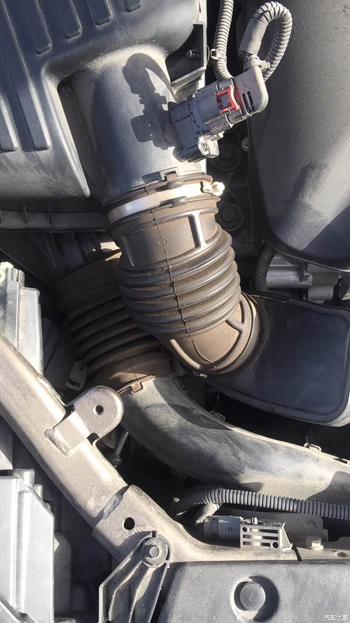 求教28t这个进气管为什么像有油渍一样呢