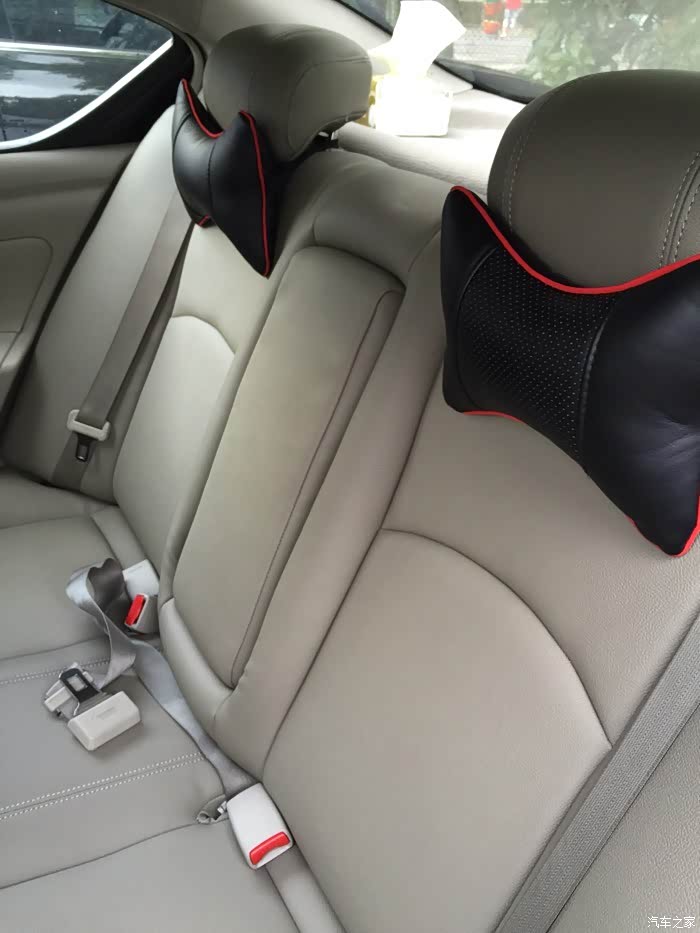 阳光的后排座椅头枕有没有改的?