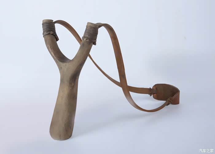 珍藏了十来年的弹弓,虽然皮筋已经老化,丧失了打小鸟的功能,但是看着