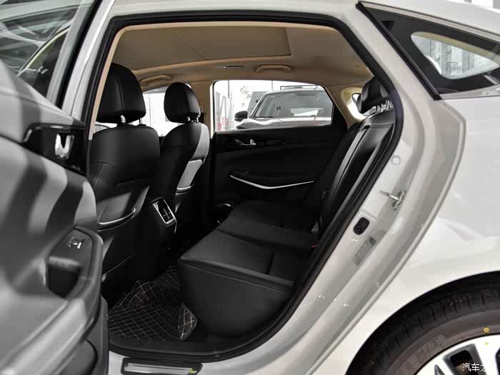 空间方面,轴距2770mm的锐程cc,后排空间表现十分出色,满足日常出行没
