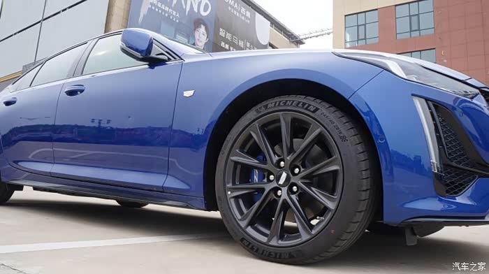 黑色轮毂蓝色卡钳源于热爱凯迪拉克ct5