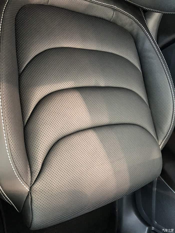 打孔真皮座椅,很适合夏天.