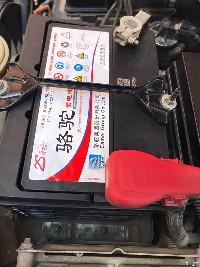 给小乐风更换新的蓄电池电瓶