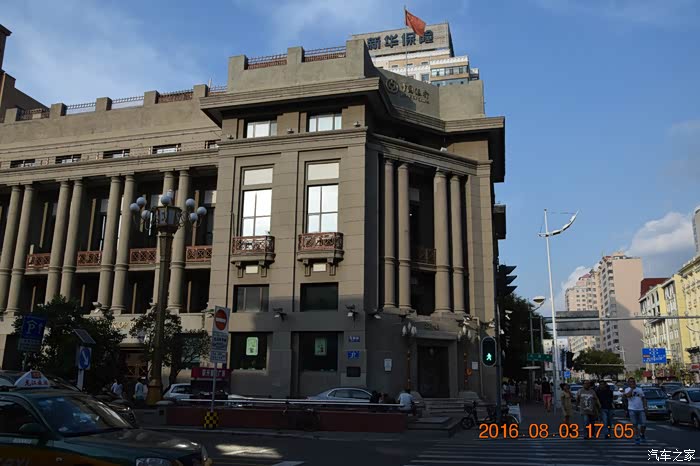 始建于1935年的伪满洲银行,如今气势犹存,不过仔细观察已经略显沧桑.